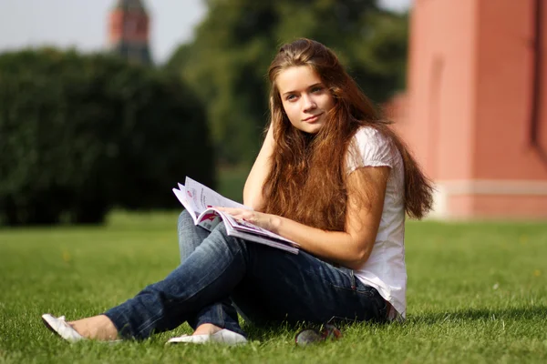 Retrato de jovem bela mulher leitura revista — Fotografia de Stock