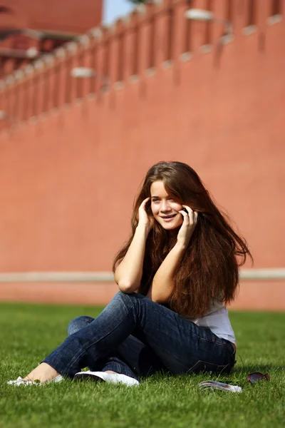 Jeune femme appelant par téléphone — Photo