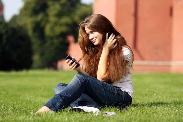 Jonge vrouw belt per telefoon — Stockfoto