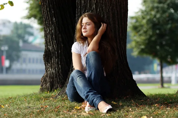 Bella ragazza seduta sull'erba — Foto Stock