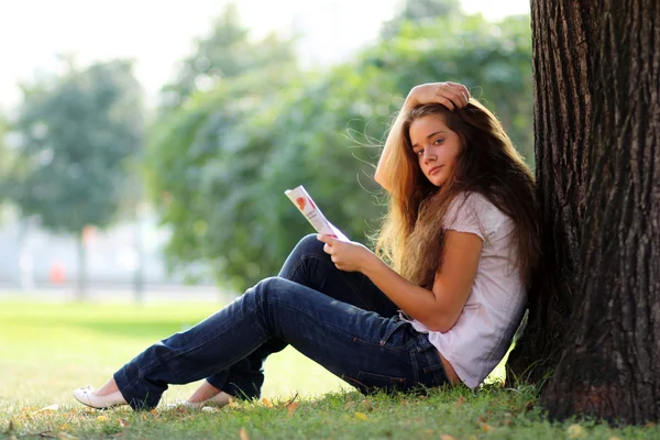 Retrato de jovem bela mulher leitura revista — Fotografia de Stock