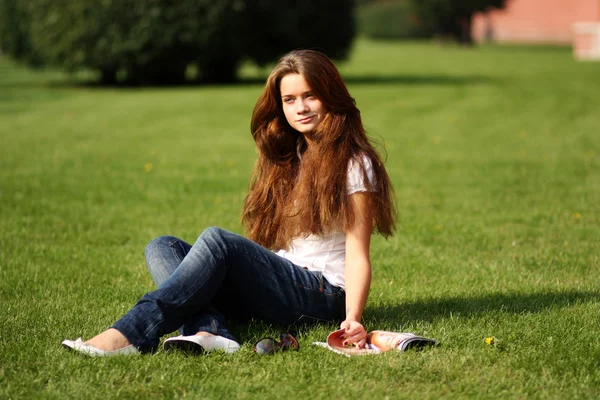 Retrato de jovem bela mulher leitura revista — Fotografia de Stock