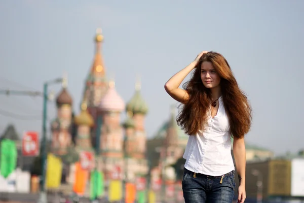 Femme qui marche en jeans bleus — Photo