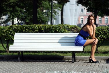 bir bankta oturan güzel genç kadın