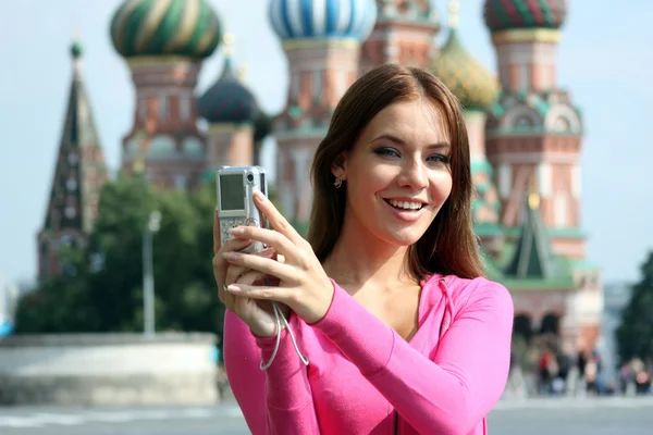 Mujer joven fotografiado atracciones en Moscú —  Fotos de Stock