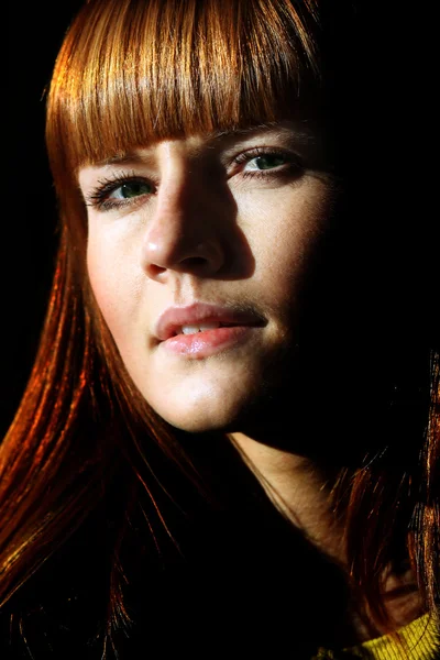 젊은 아름 다운 빨간 머리 여자 — 스톡 사진