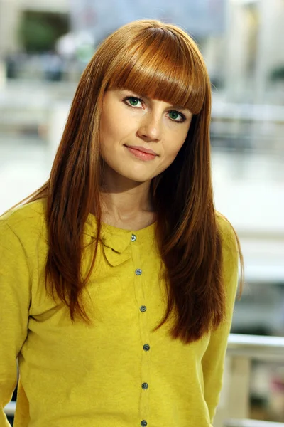 Jovem mulher ruiva bonita — Fotografia de Stock