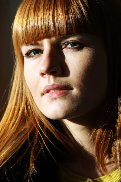 Jeune belle rousse femme — Photo