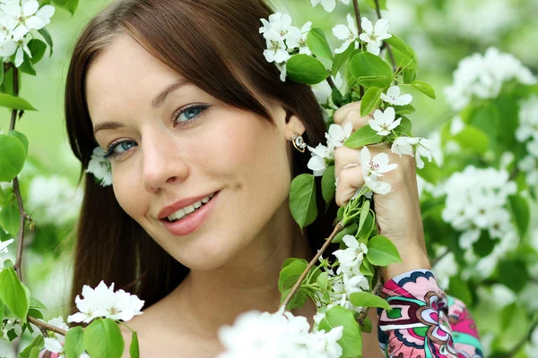 Портрет красивой женщины в весеннем цвете — стоковое фото