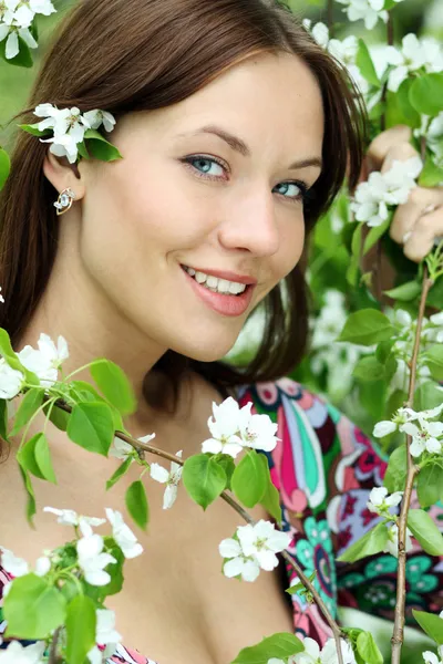 春の花で美しい女性の肖像画 — ストック写真