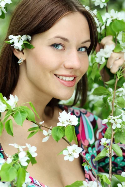 Portrait of beautiful woman in spring blossom — Stock Photo, Image