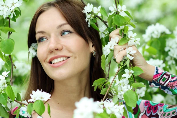 Retrato de mujer hermosa en flor de primavera —  Fotos de Stock