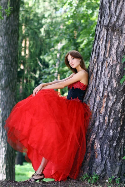 Młoda kobieta w czerwonej sukience gotycki — Zdjęcie stockowe