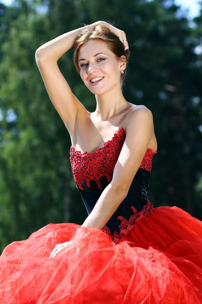 Kırmızı elbiseli güzel genç kadınlar — Stok fotoğraf