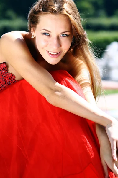 Hermosas mujeres jóvenes en vestido rojo — Foto de Stock