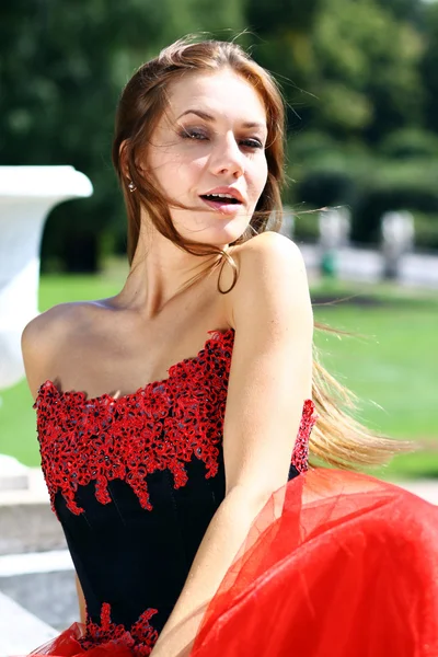 Hermosas mujeres jóvenes en vestido rojo — Foto de Stock