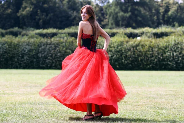 Mujer joven en un vestido gótico rojo —  Fotos de Stock