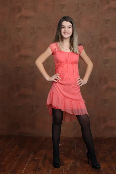 Volledige lengte van een mooi meisje in jurk — Stockfoto
