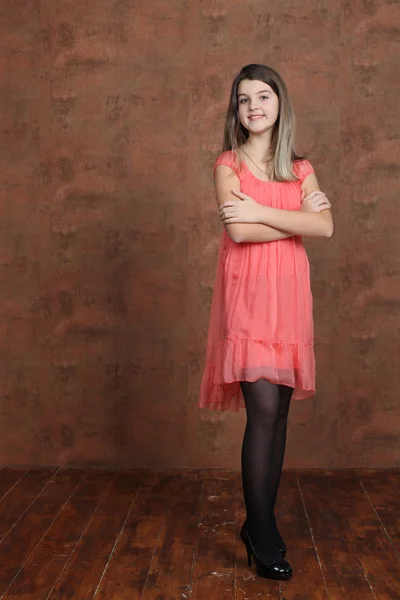 Hela längden av en vacker liten flicka i klänning — Stockfoto