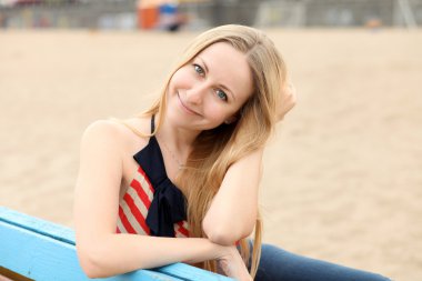 Güzel genç kız gülümsüyor.