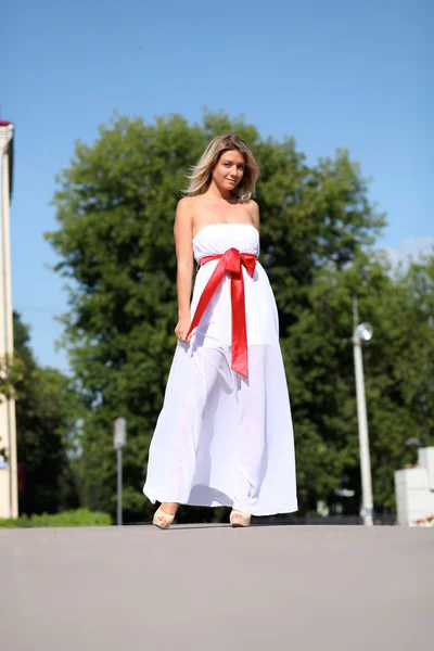 在街头夏天穿白裙子的女人 — 图库照片