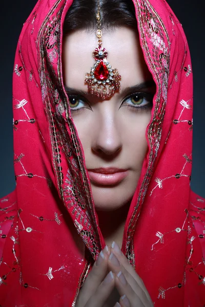 Mladá hezká žena v indické červené sárí — Stock fotografie
