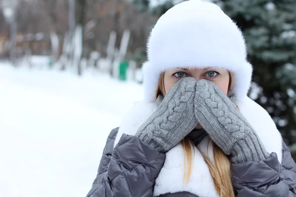 Porträtt av en vacker kvinna i en vinterpark — Stockfoto