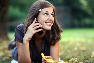 sonbahar Park telefonla aramayı kadın