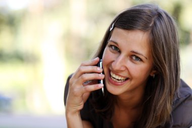 Genç bayan telefonla arıyor.