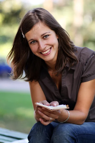 Close-up portret van een gelukkige jonge vrouw glimlachen — Stockfoto