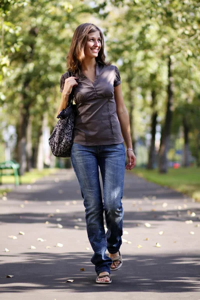 Красивая молодая женщина идет по улице — стоковое фото