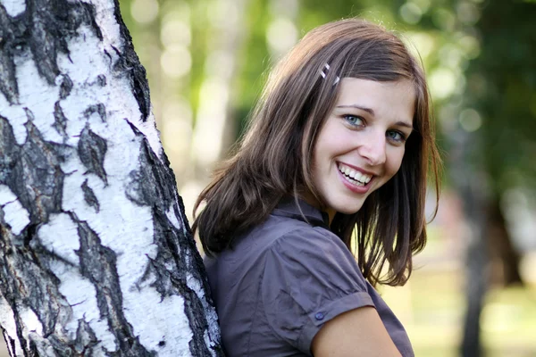 Emotionele portret van een vrolijk meisje — Stockfoto