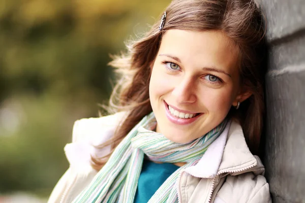 Close-up portret van een gelukkige jonge vrouw glimlachen — Stockfoto