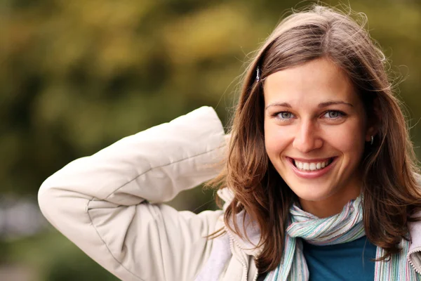 Close-up portret van een gelukkige jonge vrouw glimlachen — Stockfoto