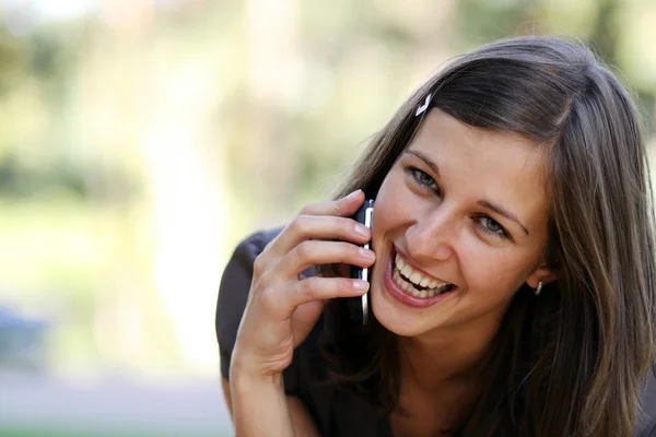 Jonge vrouw belt per telefoon — Stockfoto