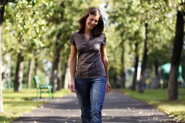 Bella giovane donna che cammina per strada — Foto Stock