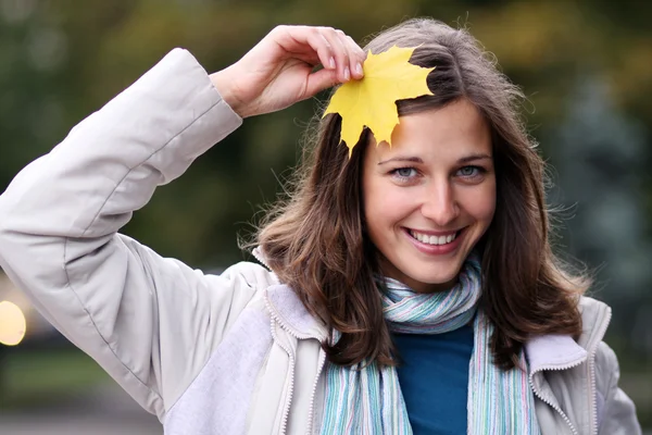 Retrato de close-up de uma jovem mulher feliz sorrindo — Fotografia de Stock