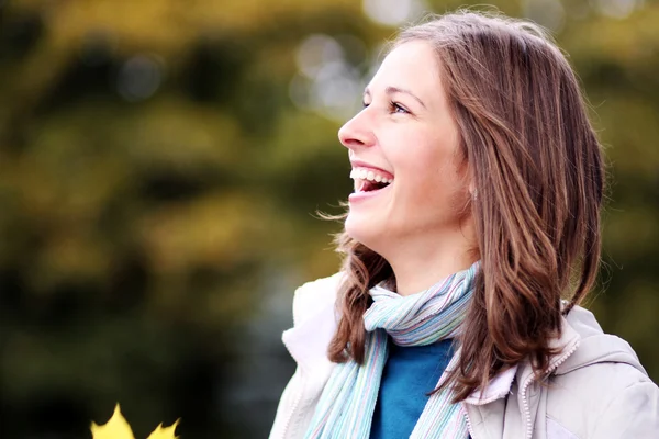 Close-up portret van een gelukkige jonge vrouw glimlachen — Stockfoto