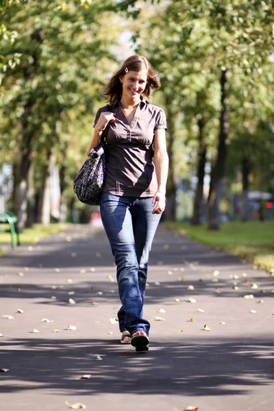 Bela jovem mulher andando na rua — Fotografia de Stock