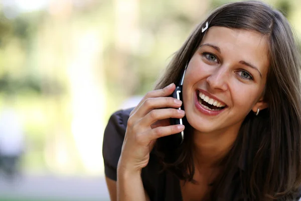 Jeune femme appelant par téléphone — Photo