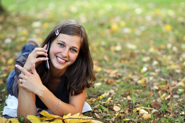 Asszony őszi parkban telefon hívás — Stock Fotó