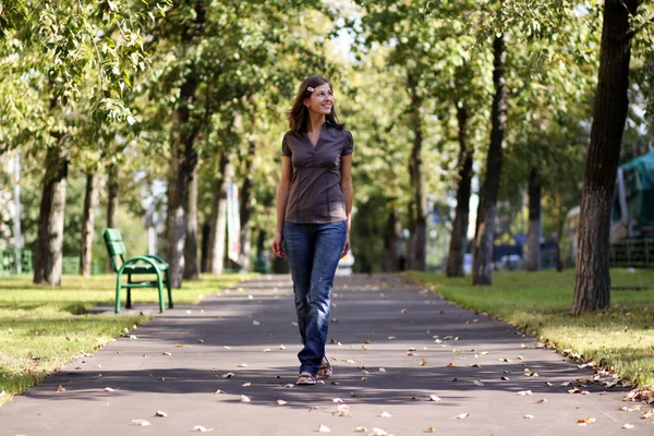 Vacker ung kvinna promenader på gatan — Stockfoto