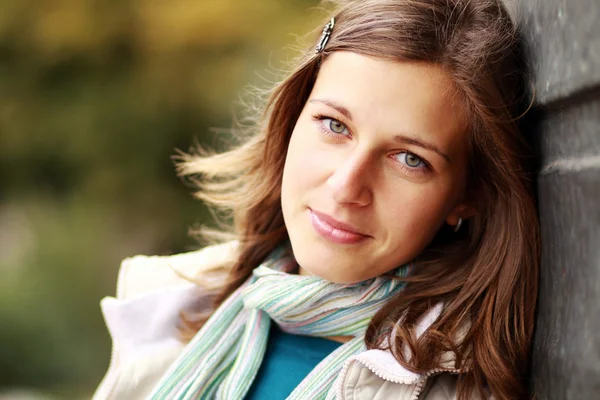 Primo piano ritratto di una giovane donna felice sorridente — Foto Stock