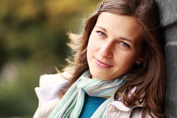 Close-up portret van een gelukkige jonge vrouw glimlachen — Stockfoto