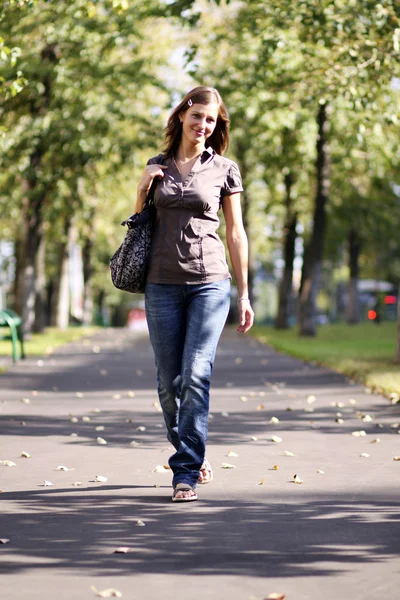 Hermosa joven mujer caminando en la calle —  Fotos de Stock