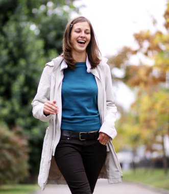 sonbahar parkta yürüyen kadın