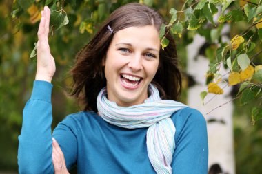 mutlu genç kadın, beyaz huş ağacı