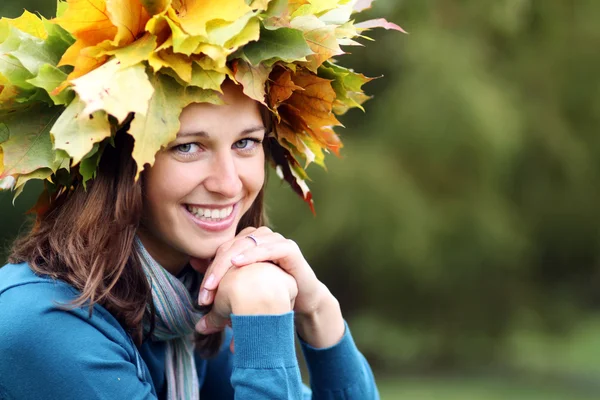 Schöne Frau mit einem Strauß Ahornblättern — Stockfoto