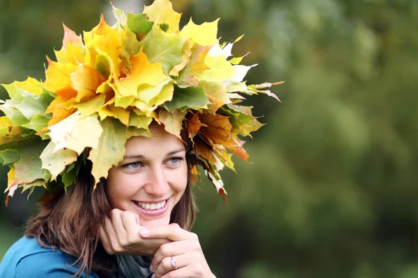 Красивая женщина с букетом кленовых листьев — стоковое фото