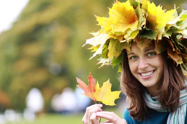 Beautiful woman with a bouquet of maple leaves — Stock Photo, Image